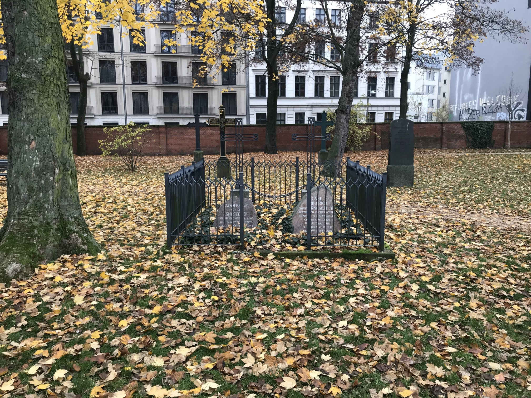 Grabstein Adolphine von dem Knesebeck, geb. von Klitzing, Alter Garnisonfriedhof Berlin