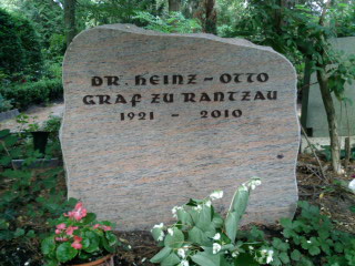 Grabstein Heinz-Otto Graf zu Rantzau, Parkfriedhof Lichterfelde, Berlin