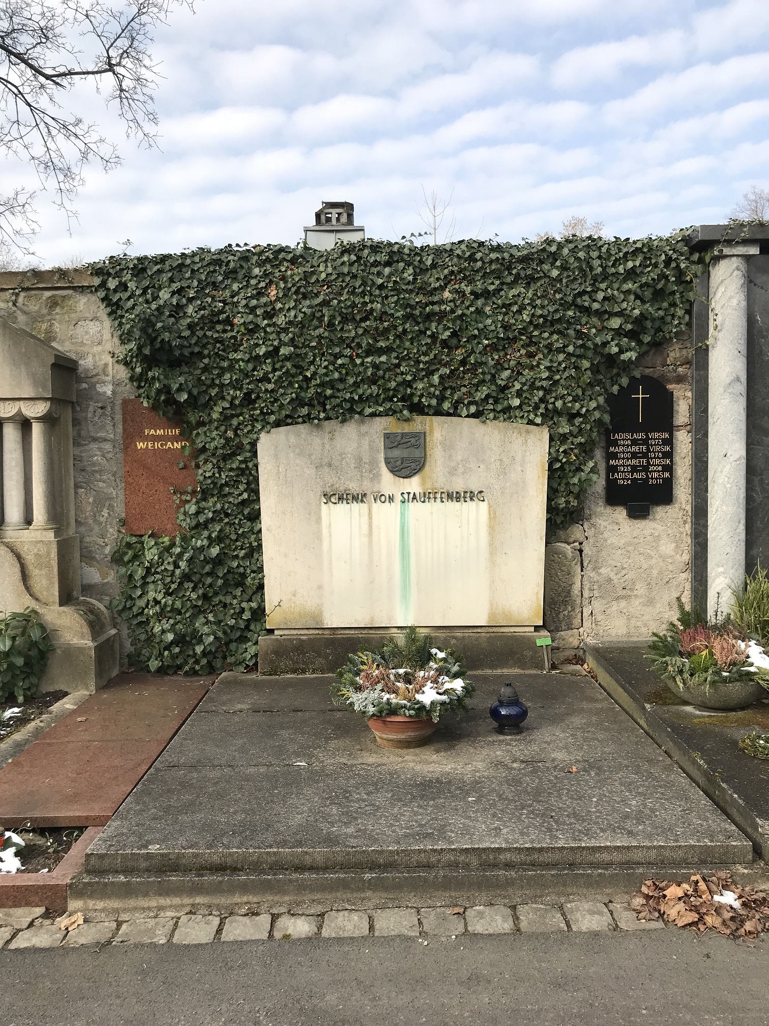 Grabstein Franz Schenk Graf von Stauffenberg, Hauptfriedhof Würzburg, Unterfranken, Bayern, Deutschland