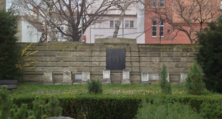 Grabstein Louise von Bülow, geb. Rücker, Alter Friedhof der Zwölf-Apostel-Gemeinde, Berlin-Schöneberg