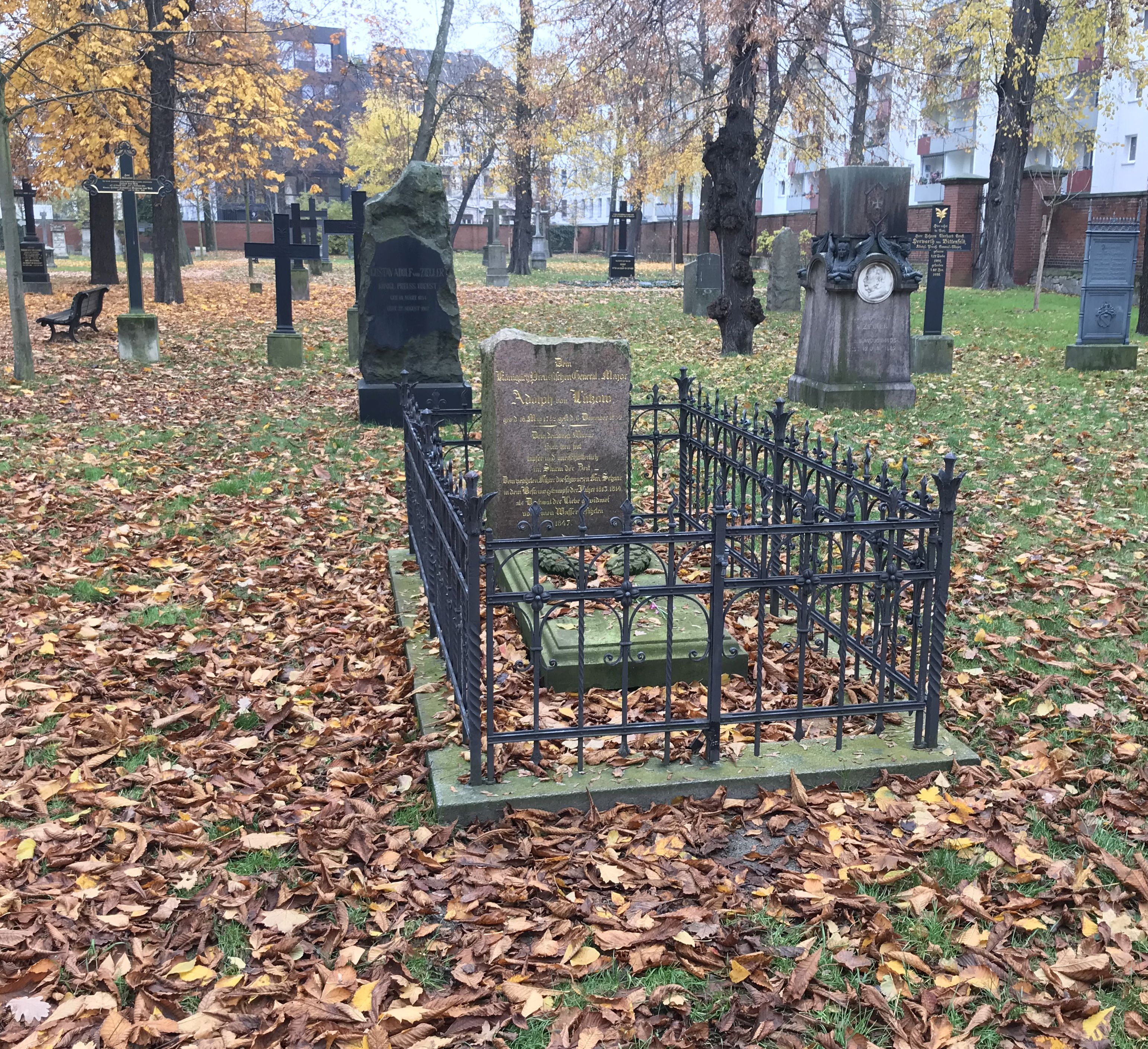 Grabstein Ludwig Adolf Freiherr von Lützow, Alter Garnisonfriedhof, Berlin