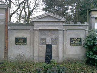 Grabstein Marie Haslinger, Alter Domfriedhof der St.-Hedwigs-Gemeinde, Berlin-Mitte