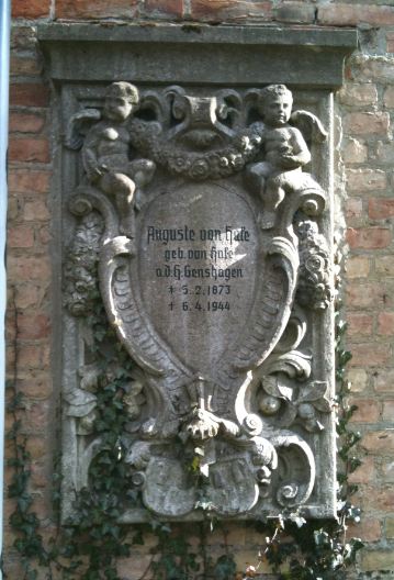 Grabstein Auguste von Hake, Alter Dorffriedhof Kleinmachnow, Brandenburg