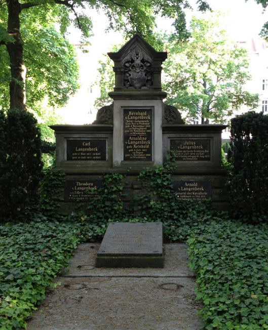 Grabstein Theodora von Langenbeck, geb. Edle von Schuppler, Alter St. Matthäus Kirchhof, Berlin-Schö