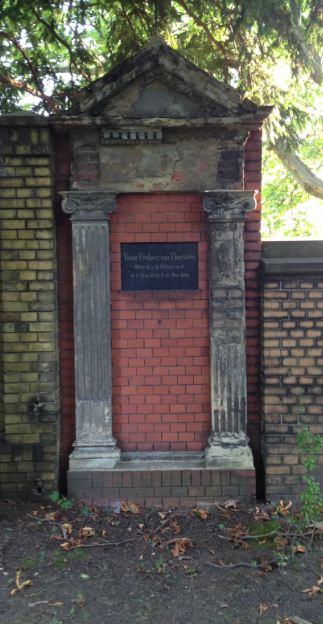 Grabstein Victor Freiherr von Eberstein, Friedhof Columbiadamm, Berlin-Neukölln