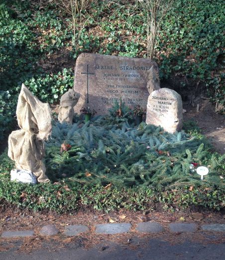 Grabstein Johann-Friedrich Kekulé von Stradonitz, Friedhof Heerstraße, Berlin-Charlottenburg, Deutschland