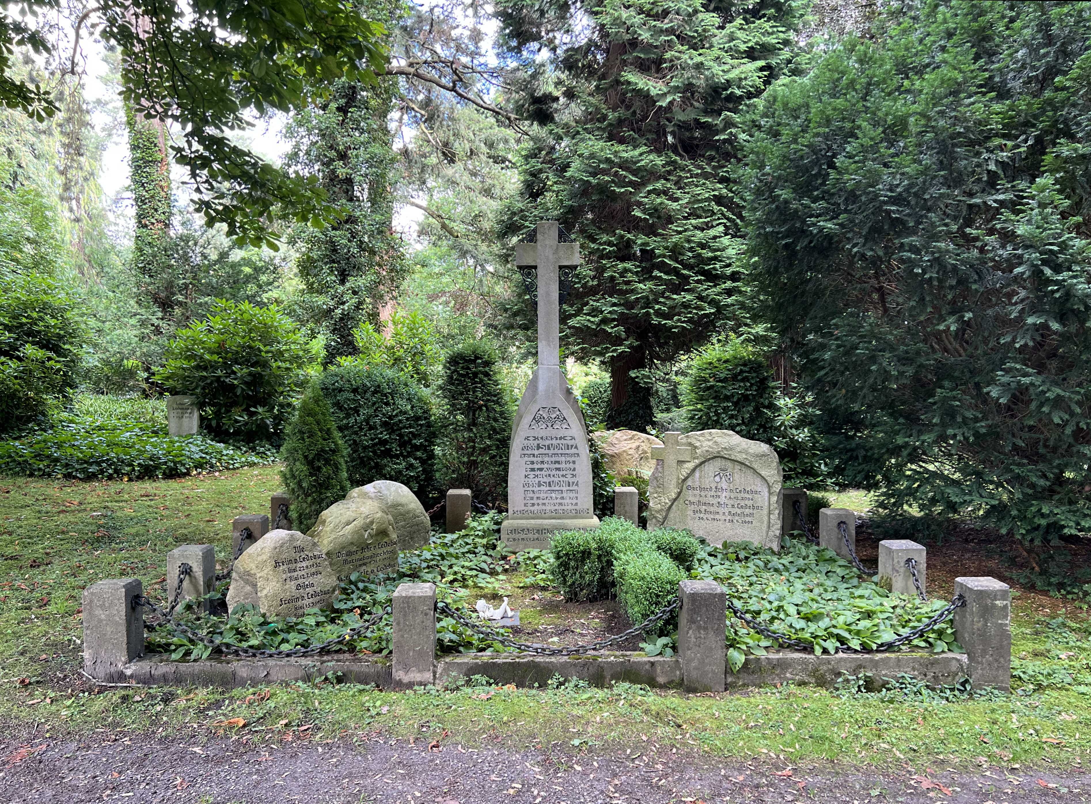 Grabstein Walter Freiherr von Ledebur, Nordfriedhof, Kiel, Schleswig-Holstein