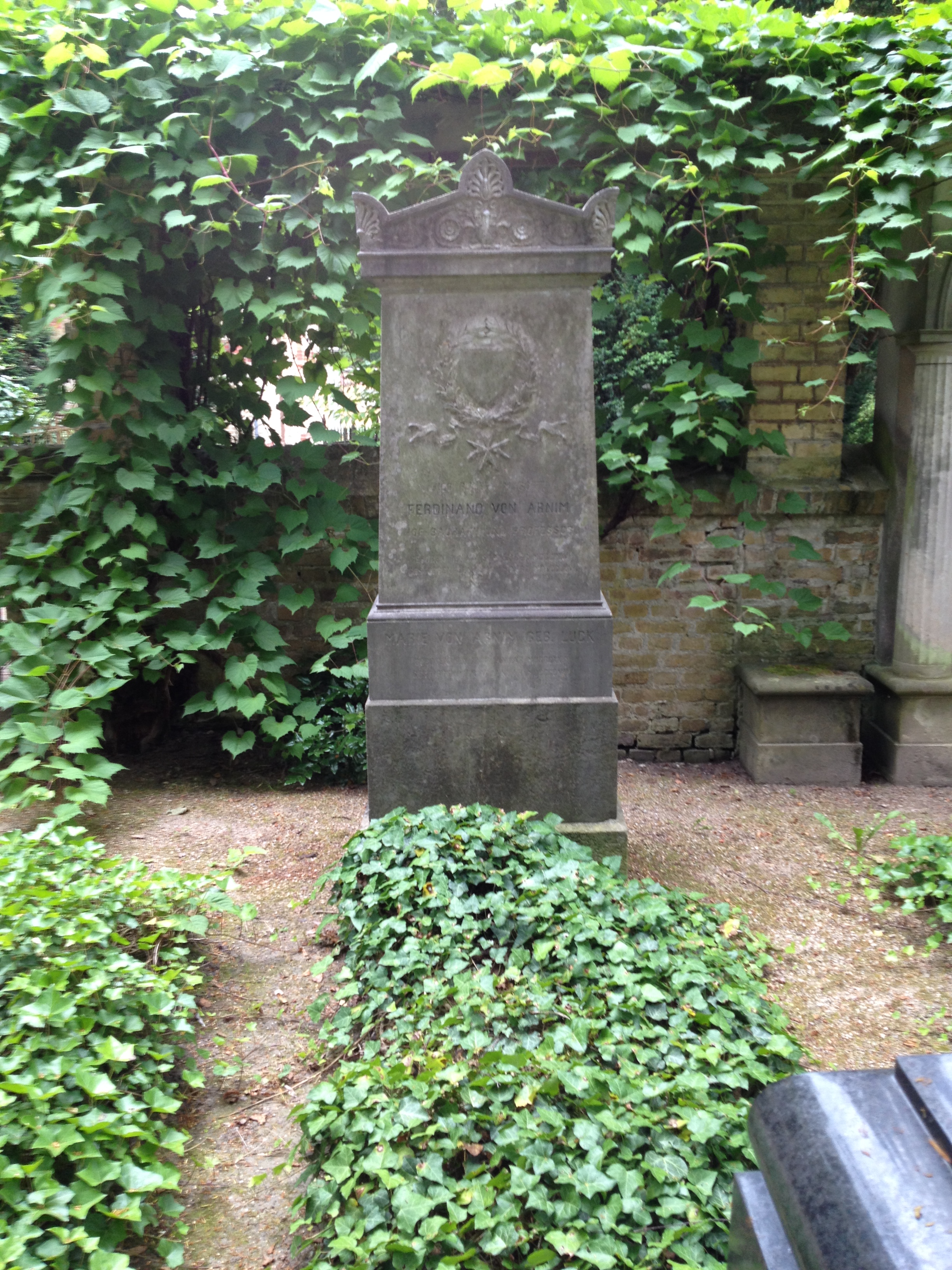 Grabstein Ferdinand von Arnim, Friedhof Bornstedt, Brandenburg