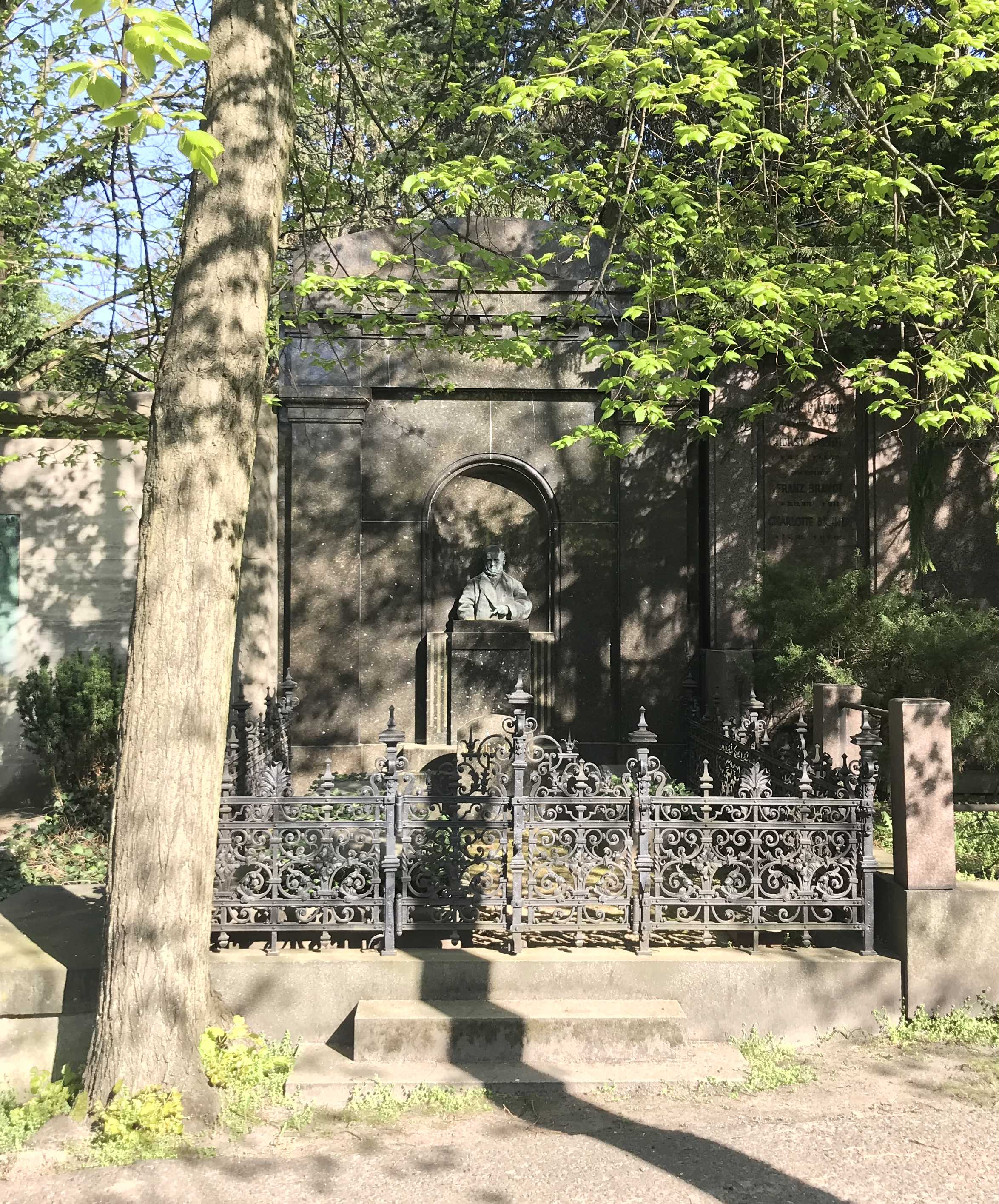 Grabstein Charlotte Emilie Menzel, geb. Okrusch, Dreifaltigkeitskirchhof II, Berlin-Kreuzberg