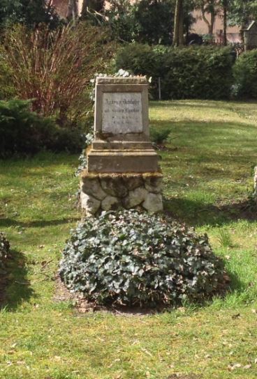 Grabstein Agnes von Dobbeler, geb. Freiin von Lyncker, Friedhof Stahnsdorf, Brandenburg