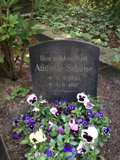 Grabstein Auguste Schöne, Friedhof Zehlendorf, Onkel-Tom-Str., Berlin