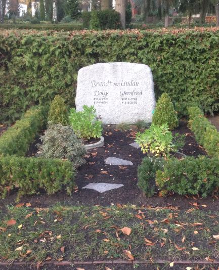 Grabstein Dolly Brandt von Lindau, geb. Boczex, Friedhof Lankwitz, Berlin, Deutschland