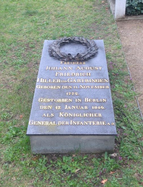 Grabstein Johann August Friedrich Freiherr Hiller von Gärtringen, Invalidenfriedhof Berlin, Deutschland