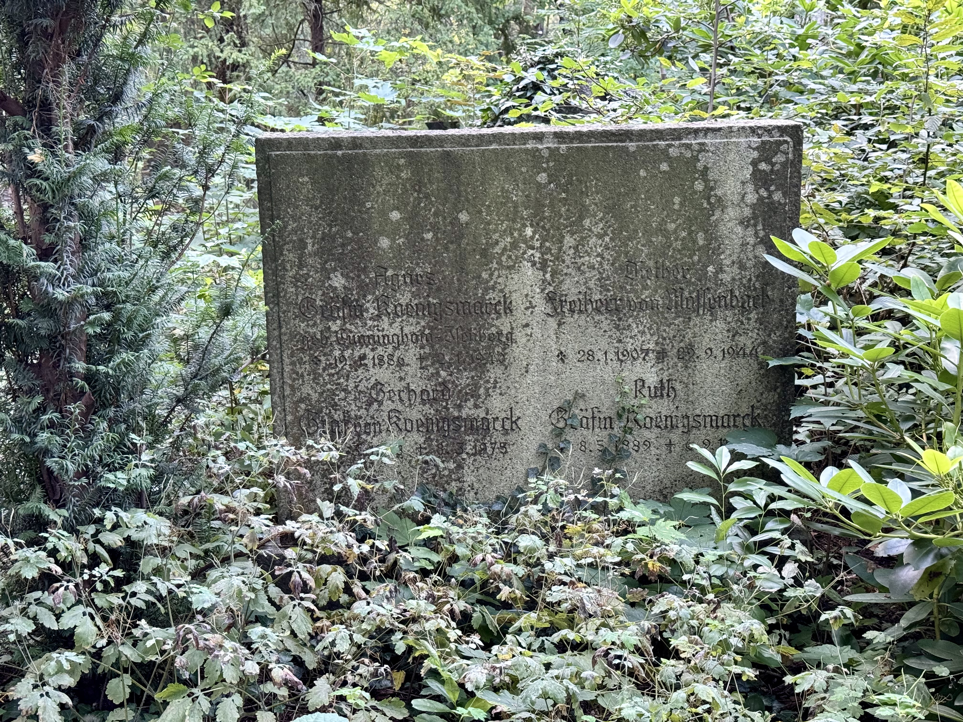 Grabstein Agnes Gräfin von Königsmark, verw. Freifrau von Massenbach, geb. Cunningham-Isenberg, Parkfriedhof Lichterfelde