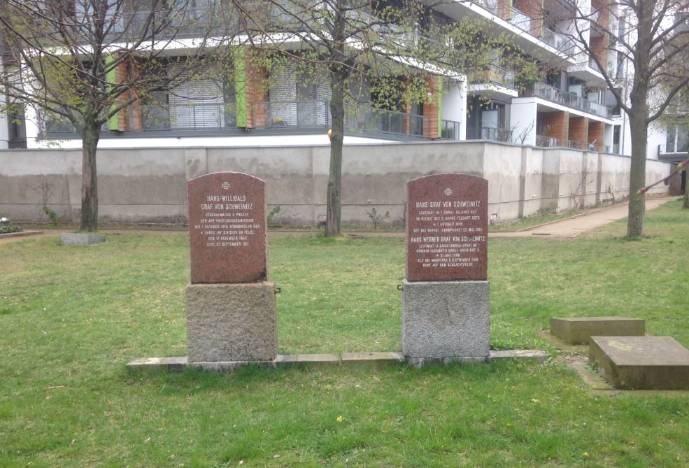 Grabstein Hans Graf von Schweinitz, Invalidenfriedhof Berlin, Deutschland