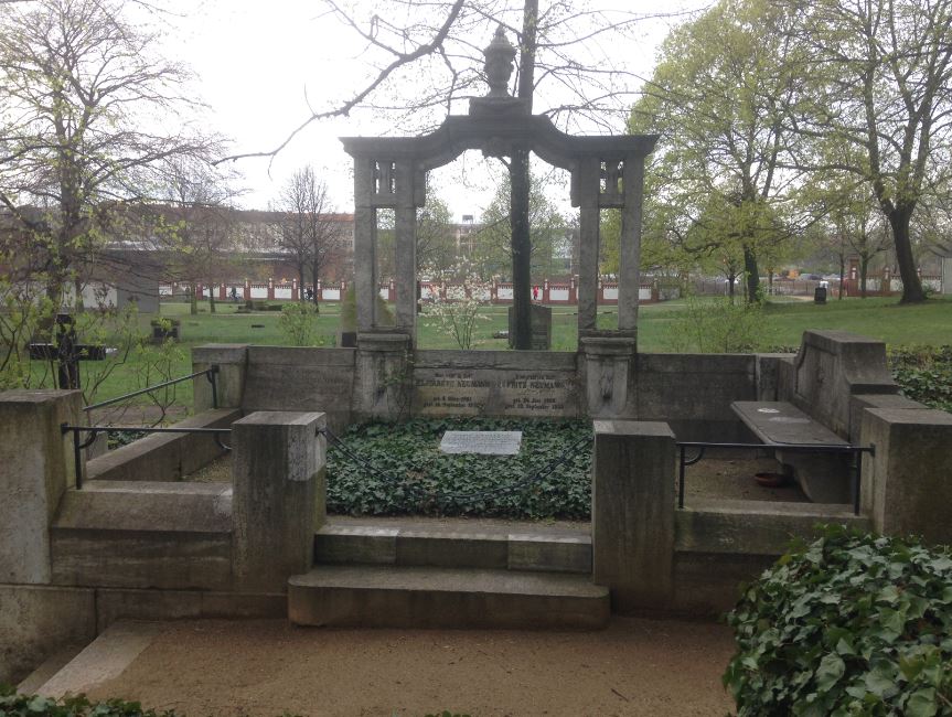 Grabstein Fritz Neumann, Invalidenfriedhof Berlin, Deutschland