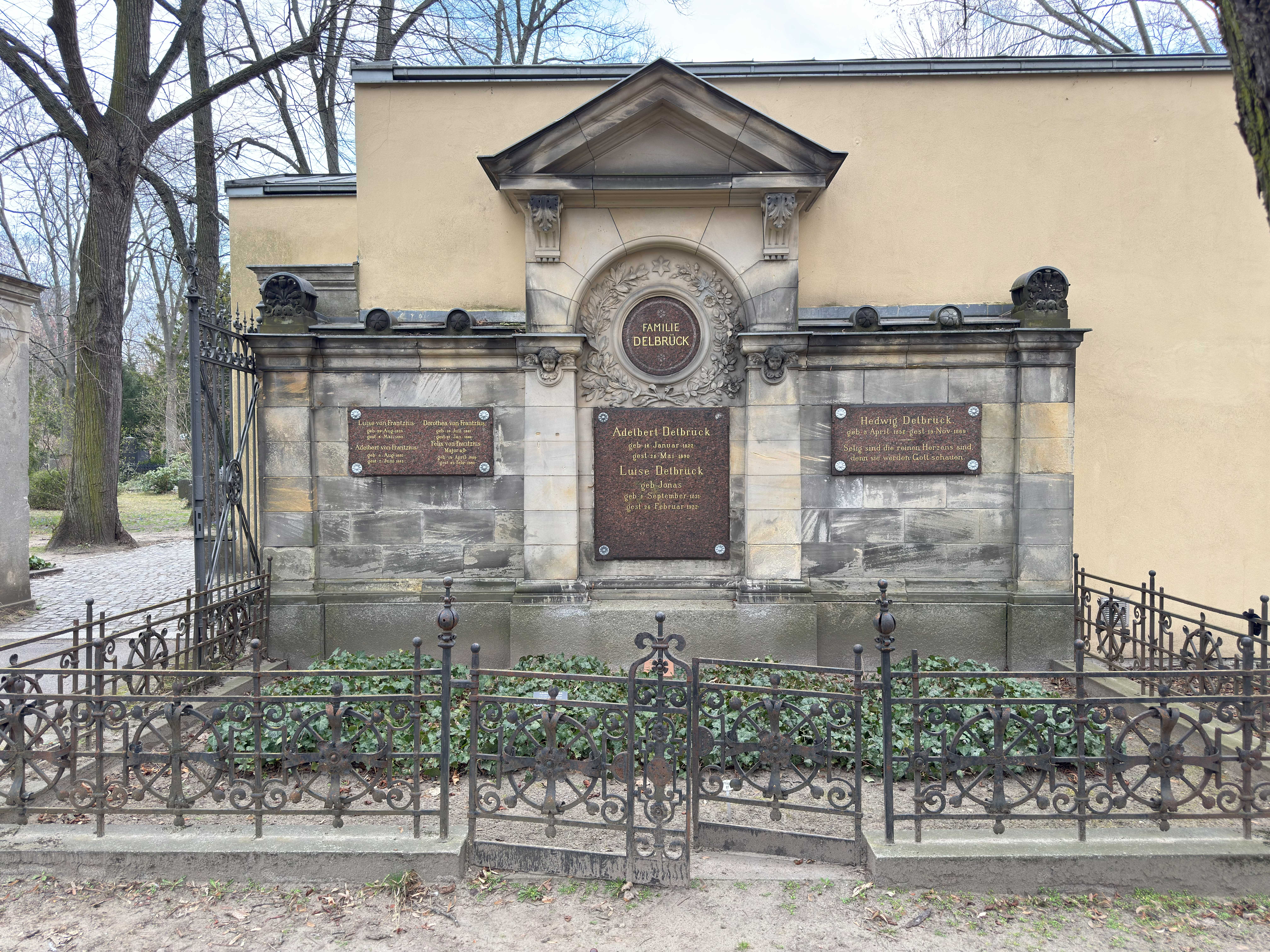 Grabstein Adelbert Delbrück, Friedhof III der Jerusalems- und Neuen Kirchengemeinde, Berlin-Kreuzberg, Deutschland