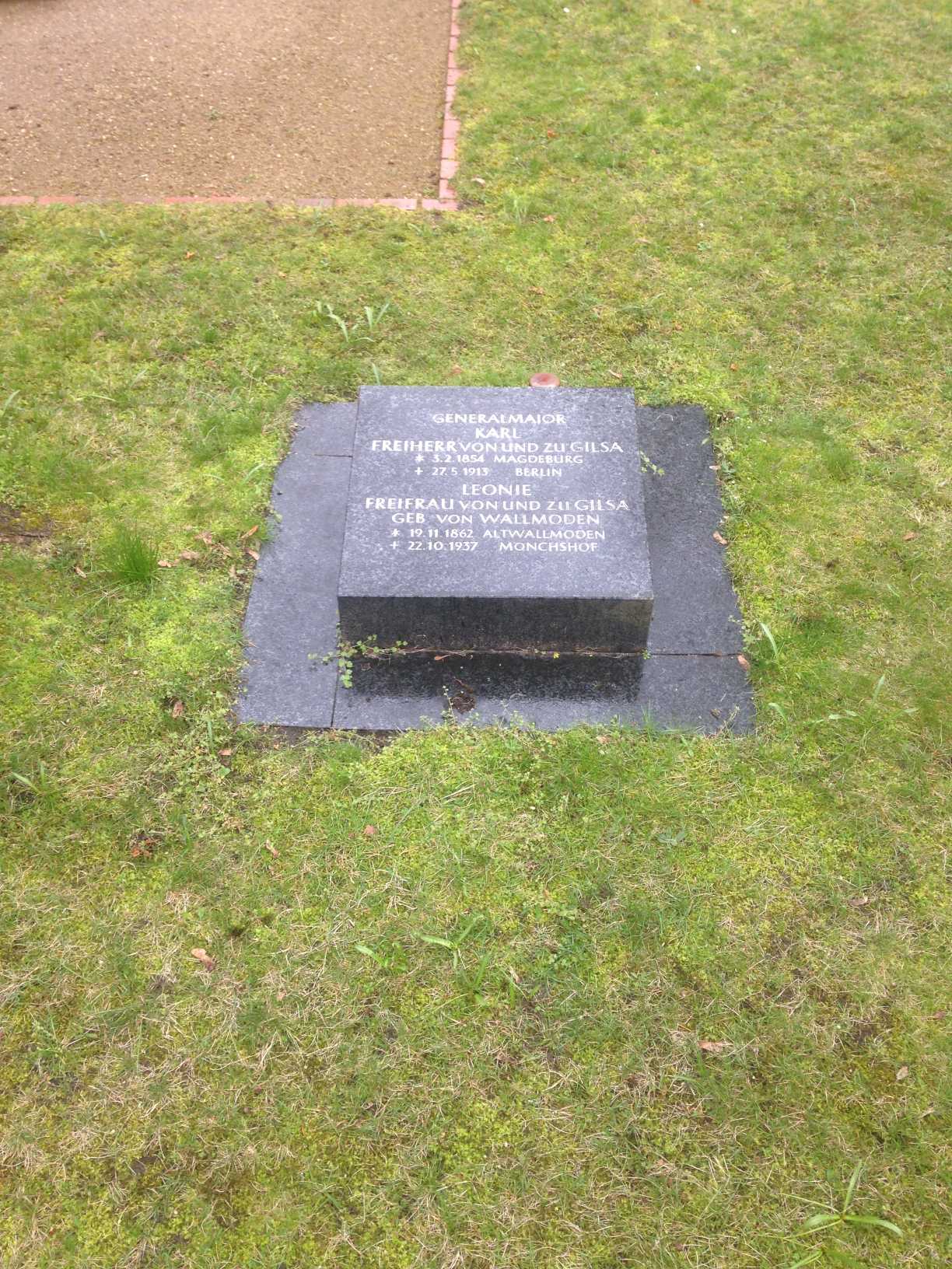 Restitutionsgrabstein Leonie Freifrau von und zu Gilsa, geb. von Wallmoden, Invalidenfriedhof Berlin