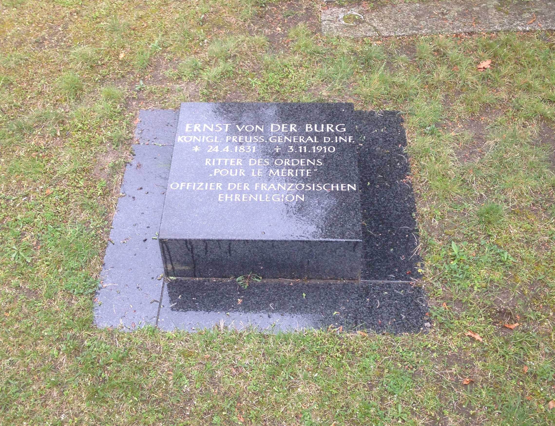 Restitutionsgrabstein Ernst von der Burg, Invalidenfriedhof Berlin