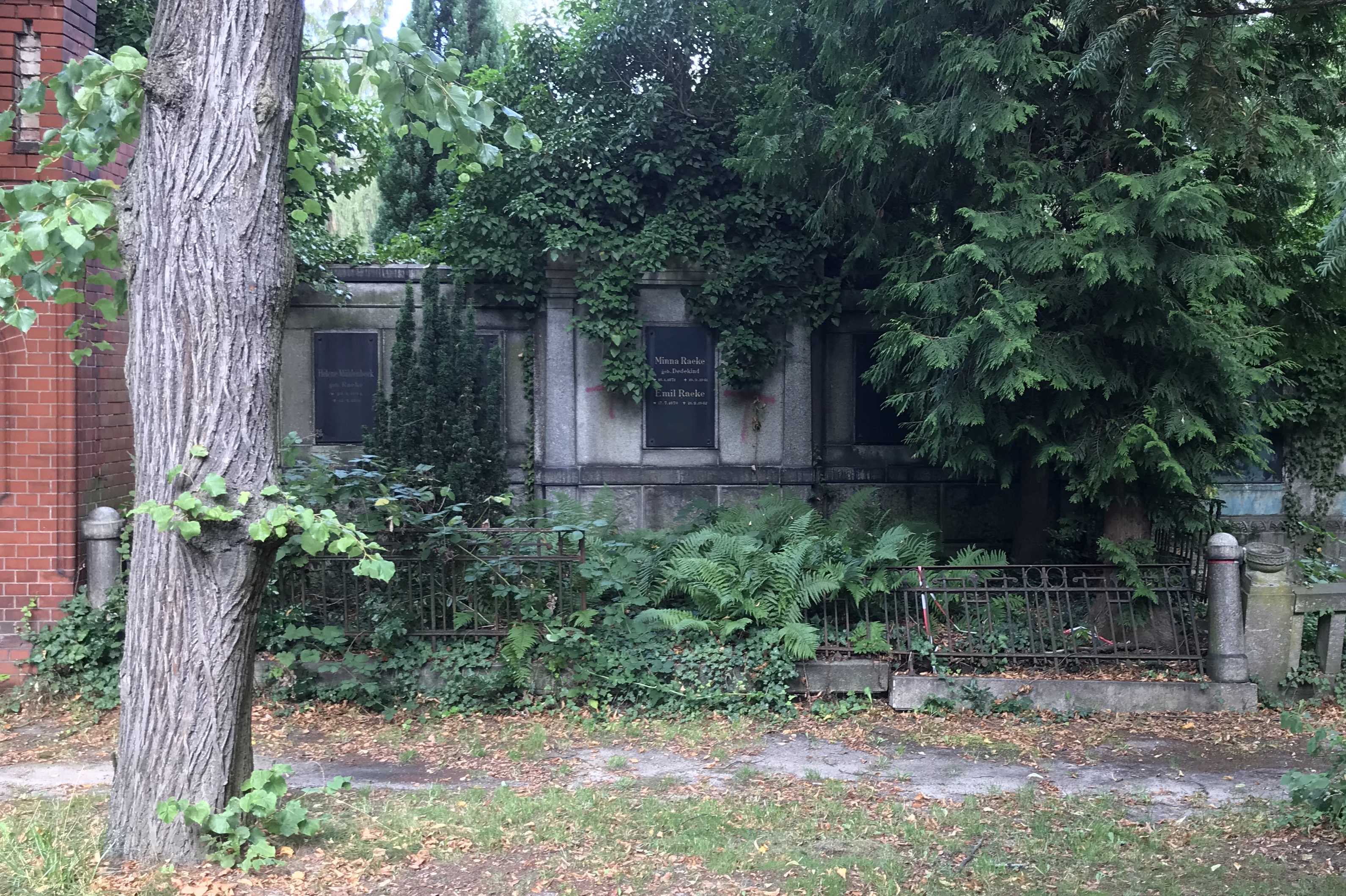 Grabstein Minna Raeke, geb. Dedekind, Friedhof der St. Thomas Gemeine, Berlin-Neukölln