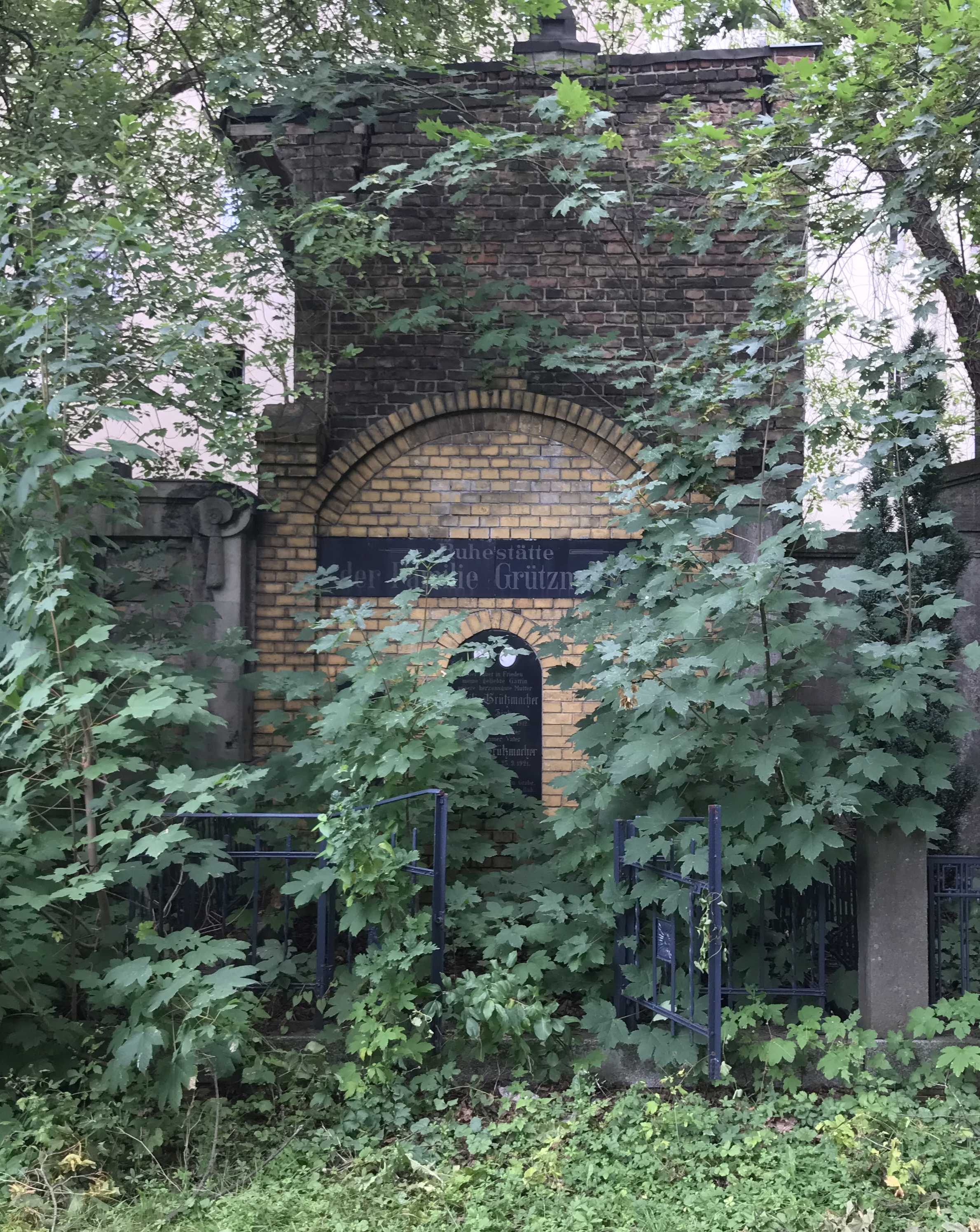 Grabstein Ernst Grützmacher, Neuer St. Jacobi-Friedhof, Berlin-Neukölln, Deutschland