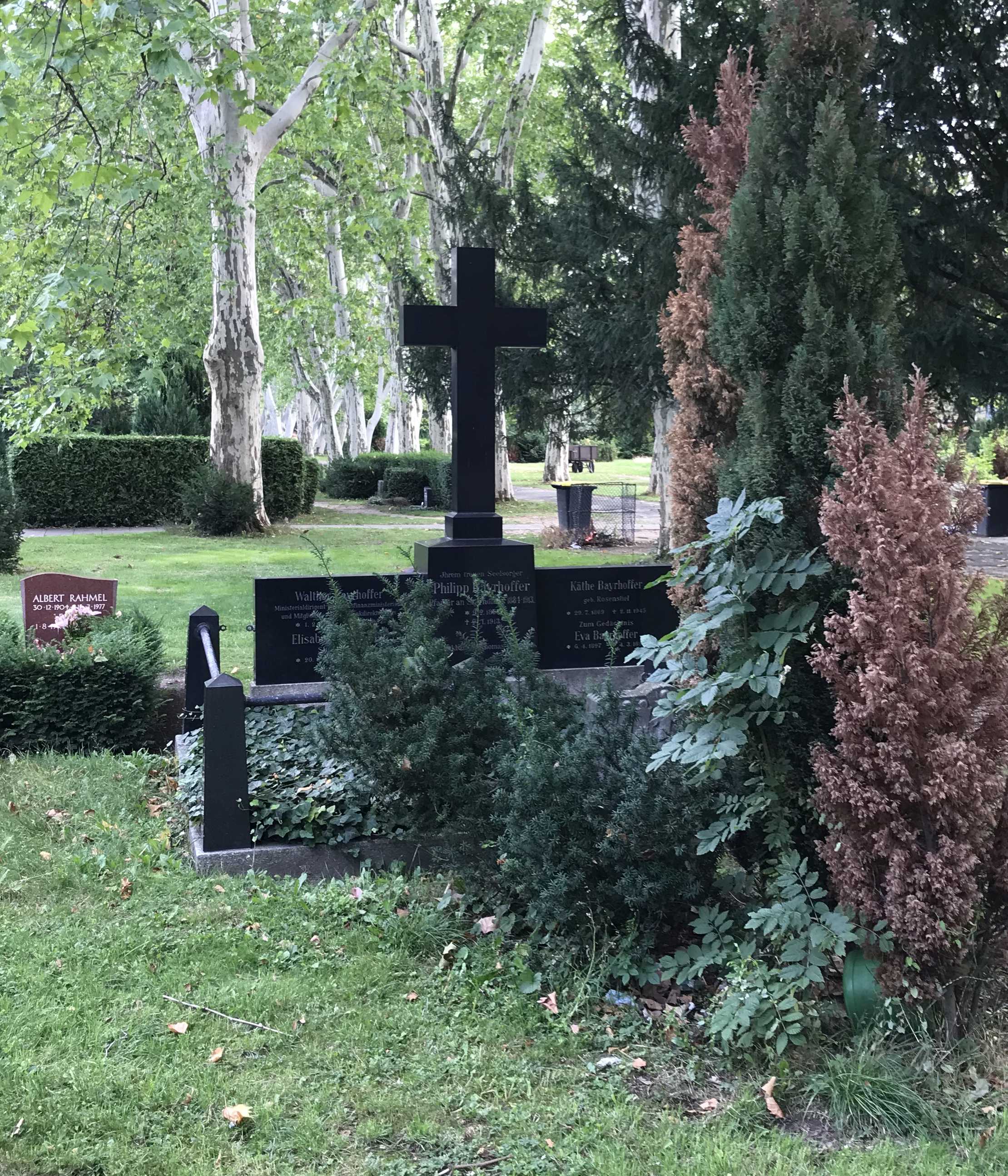 Grabstein Walther Bayrhoffer, Friedhof der St. Thomas Gemeine, Berlin-Neukölln