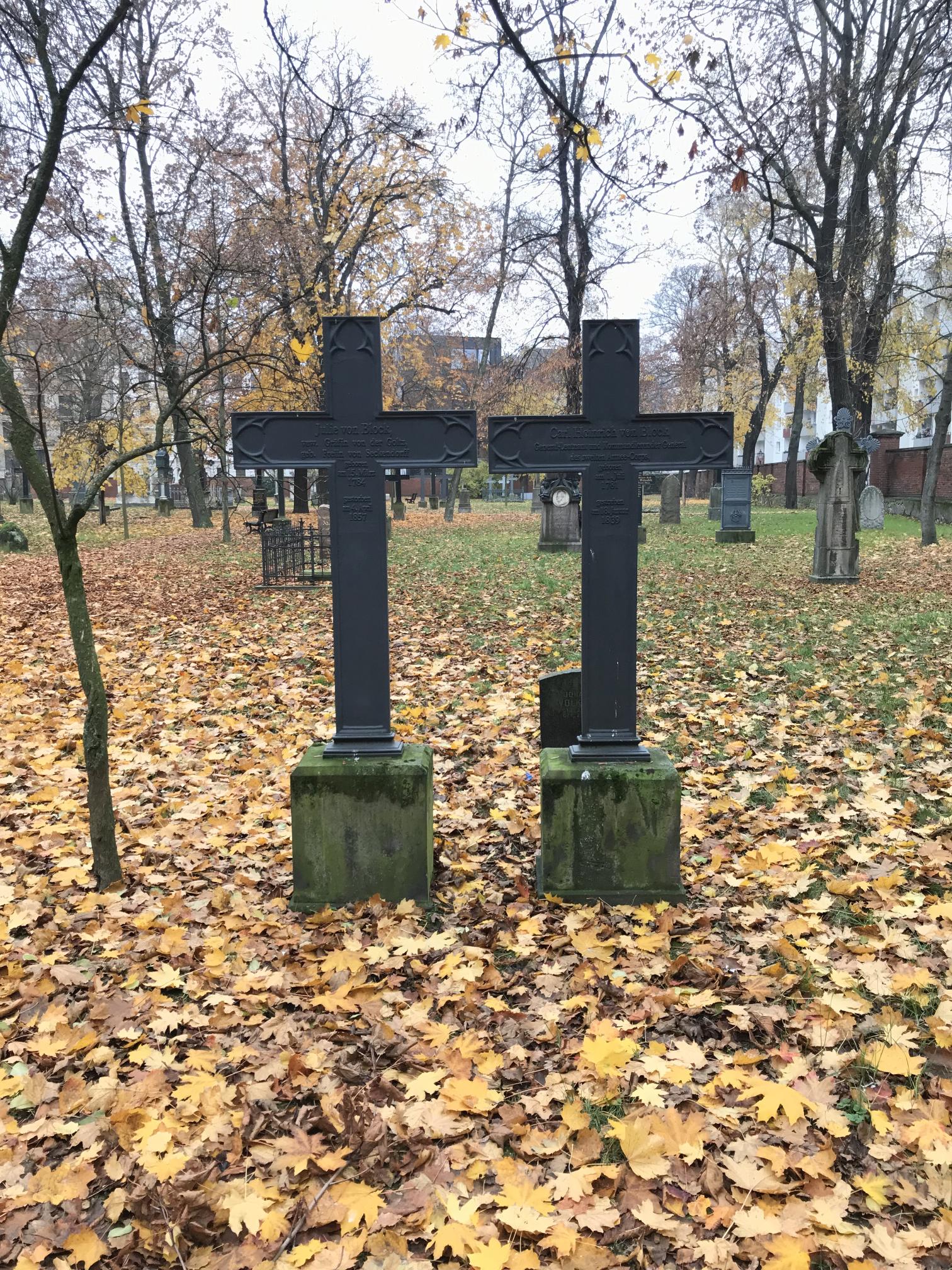 Grabstein Julie von Block, verw. Gräfin von der Goltz, geb. Freiin von Seckendorff, Alter Garnisonfriedhof Berlin