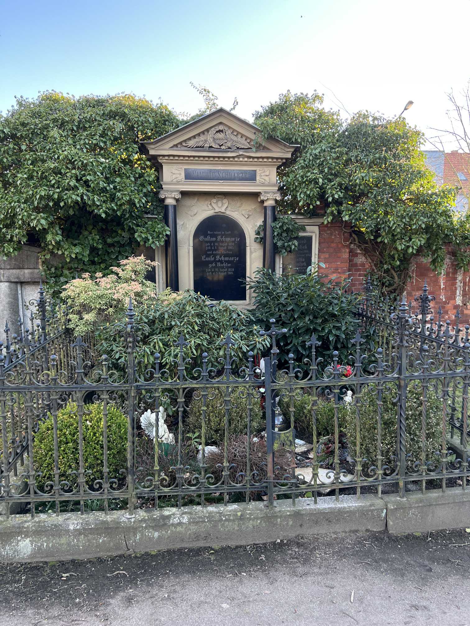 Grabstein Richard Hanußek, Neuer Friedhof Wittenberg