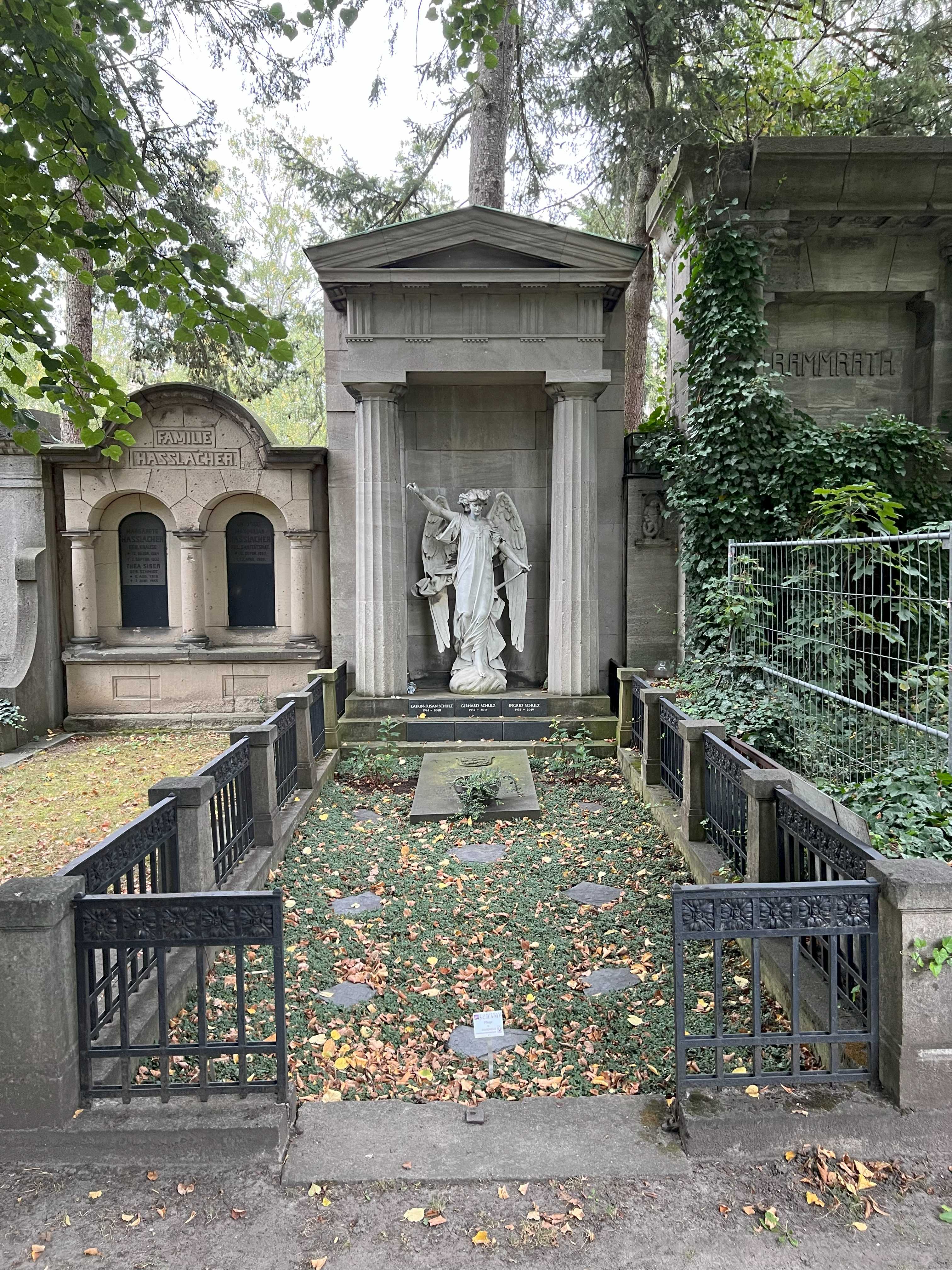 Grabstein Helga Gräfin von Hermersberg, geb. Hager, Friedhof Wilmersdorf, Berlin