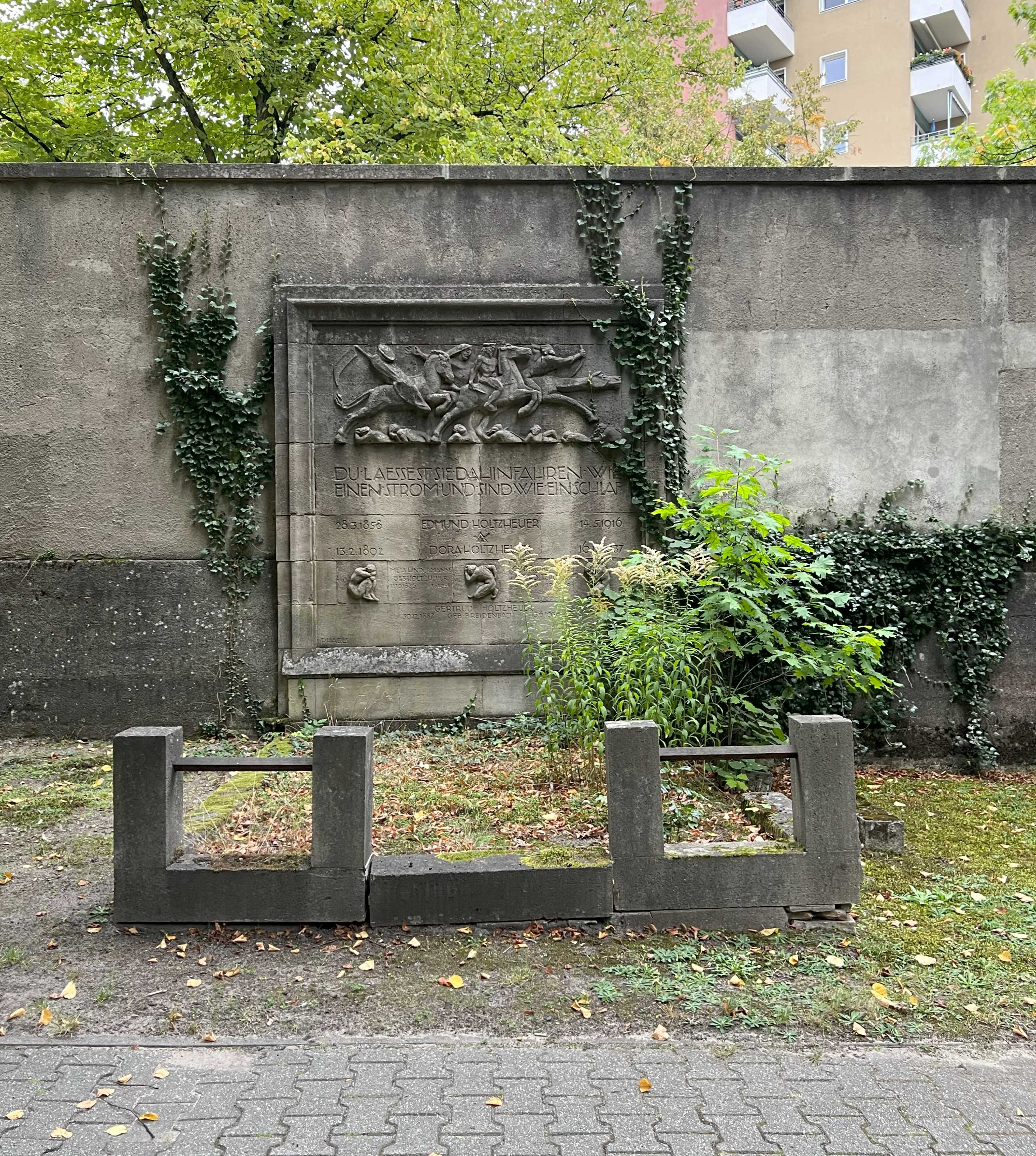 Grabstein Dora Holtzheuer, Friedhof Wilmersdorf, Berlin