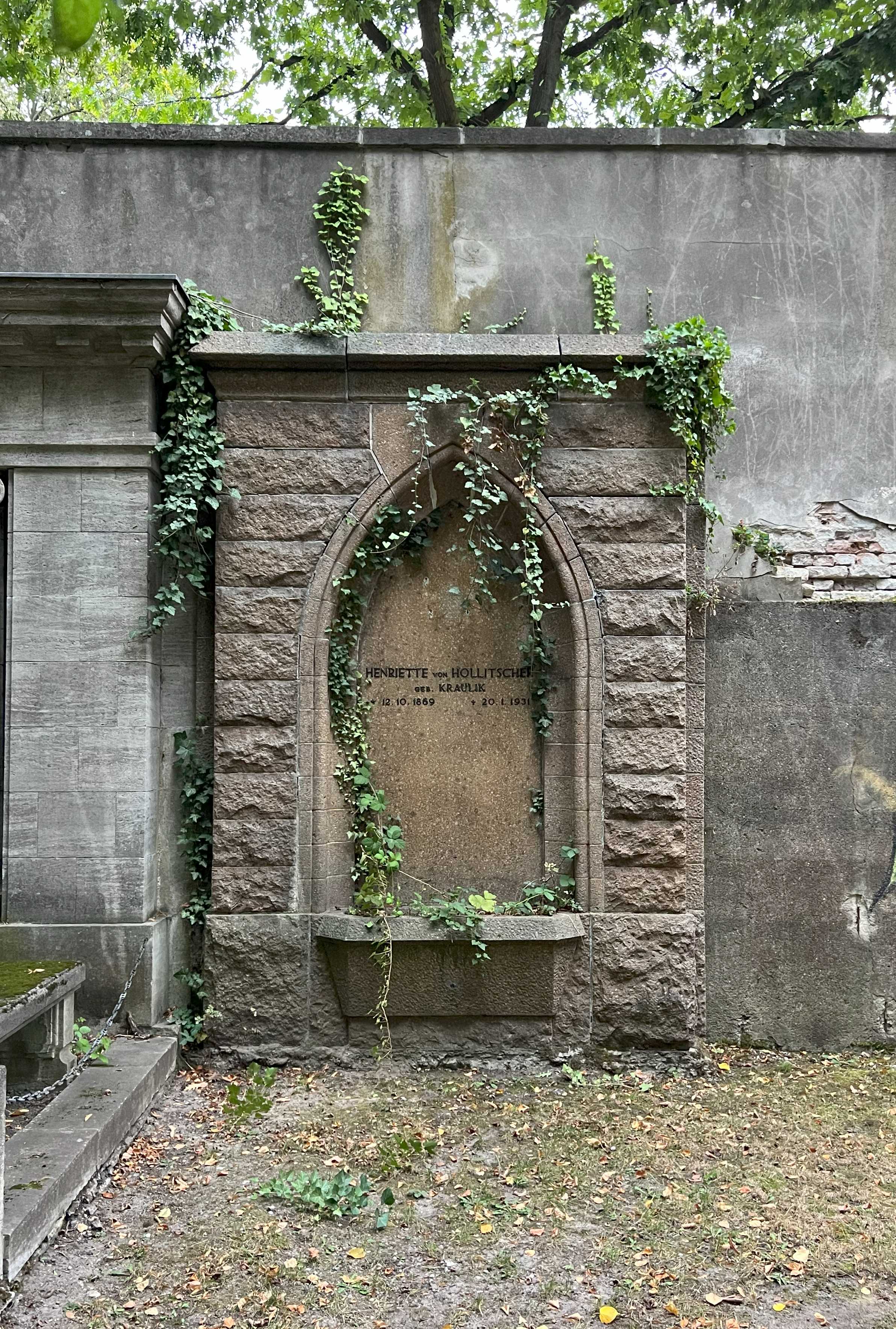 Grabstein Henriette von Hollitscher, geb. Kraulik, Friedhof Wilmersdorf, Berlin