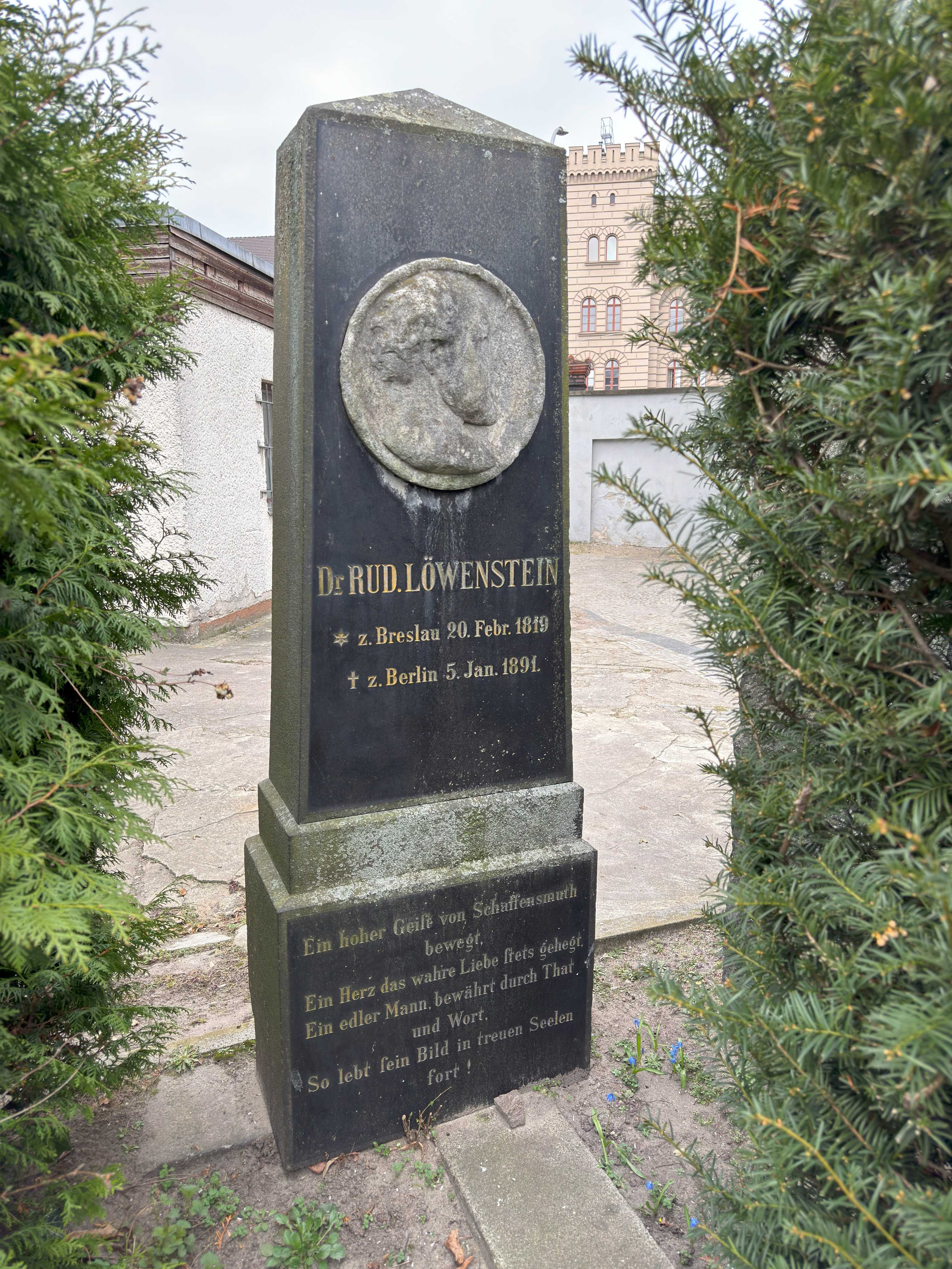 Grabstein Dr. Rudolf Löwenstein, Friedhof III der Jerusalems- und Neuen Kirchengemeinde, Berlin-Kreuzberg, Deutschland