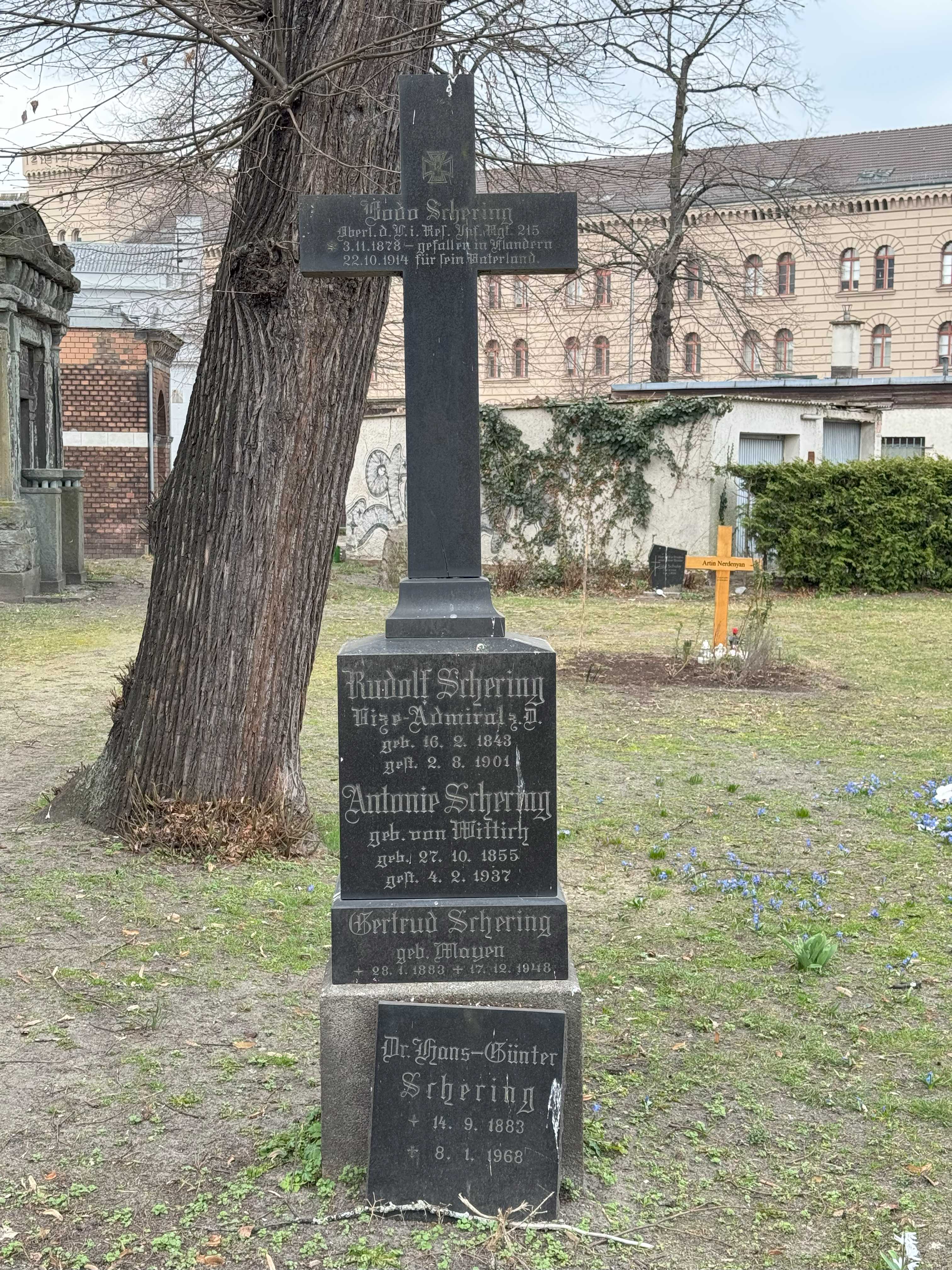 Grabstein Bodo Schering, Friedhof III der Jerusalems- und Neuen Kirchengemeinde, Berlin-Kreuzberg, Deutschland