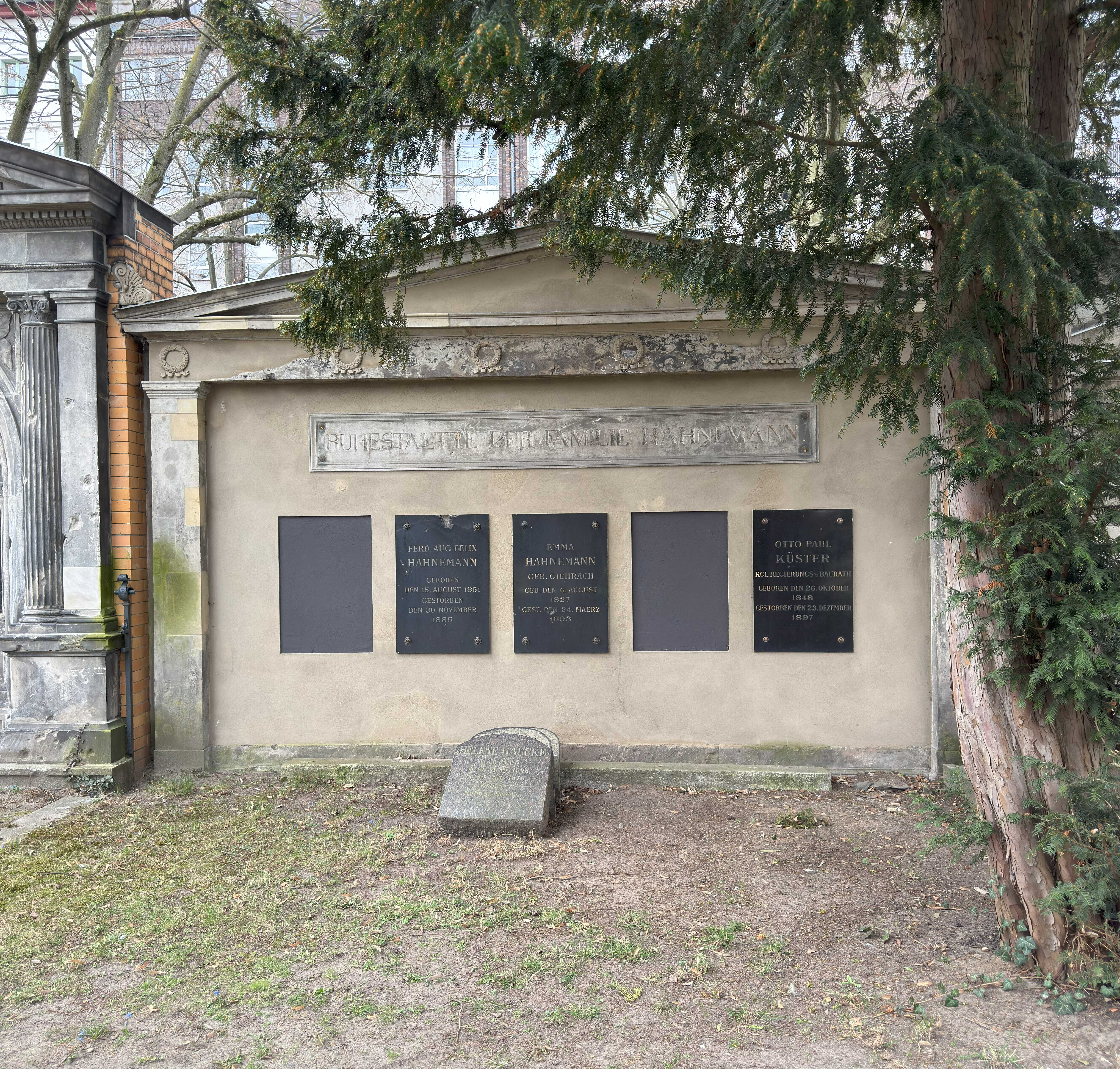 Grabstein Ferdinand August Felix Hahnemann, Friedhof III der Jerusalems- und Neuen Kirchengemeinde, Berlin-Kreuzberg, Deutschland