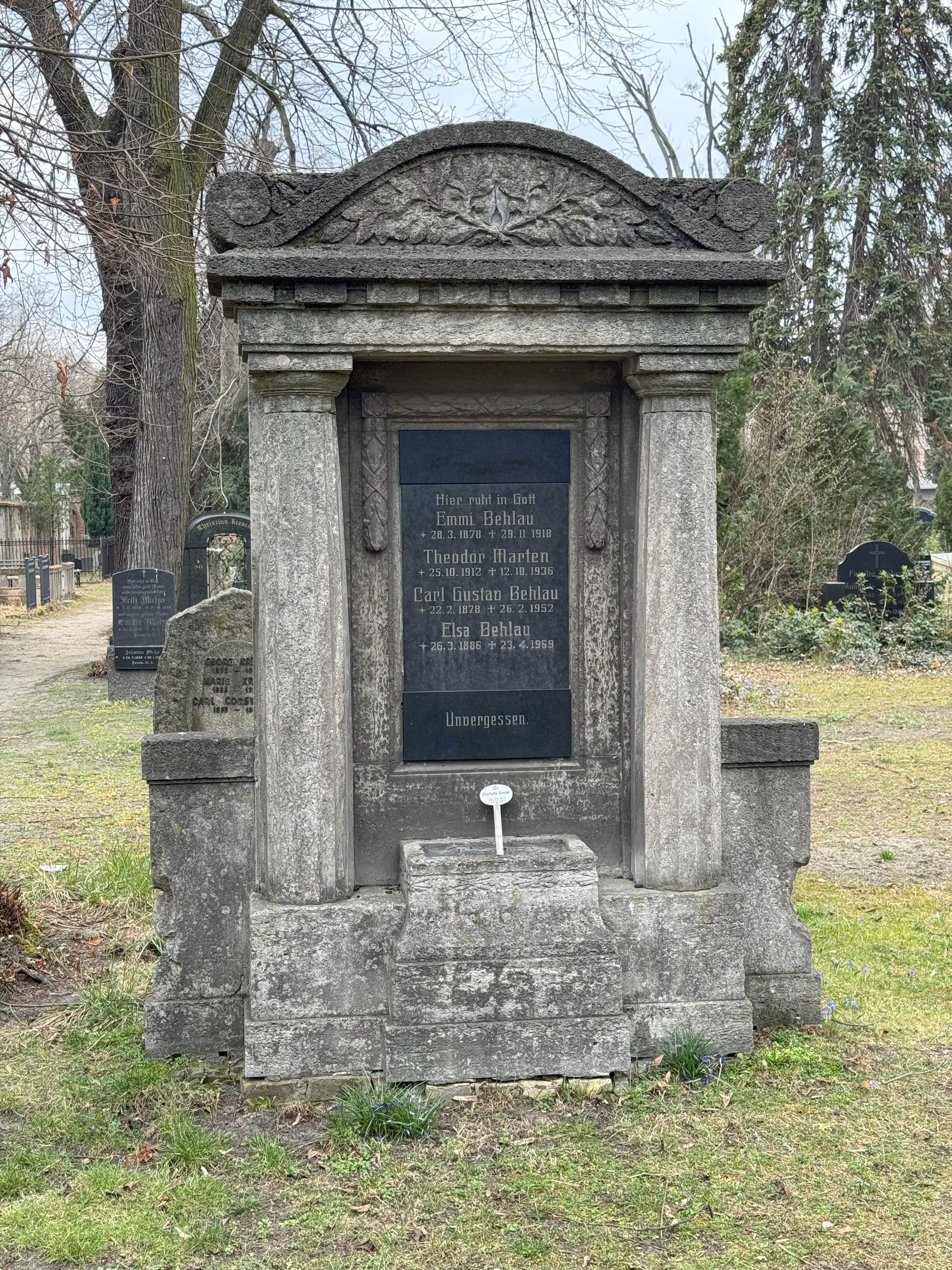 Grabstein Emmi Behlau, Friedhof III der Jerusalems- und Neuen Kirchengemeinde, Berlin-Kreuzberg, Deutschland